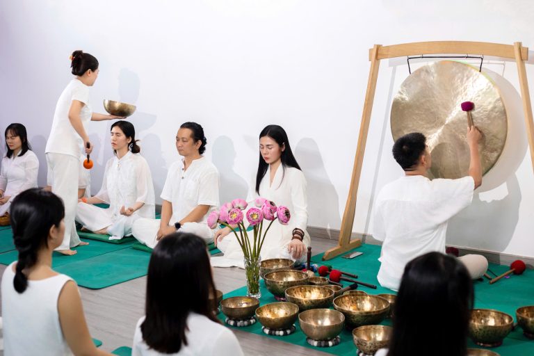 Tắc nghẽn ở Luân xa 5 – Khi Âm Thanh Chuông chạm vào “cánh cửa” biểu đạt